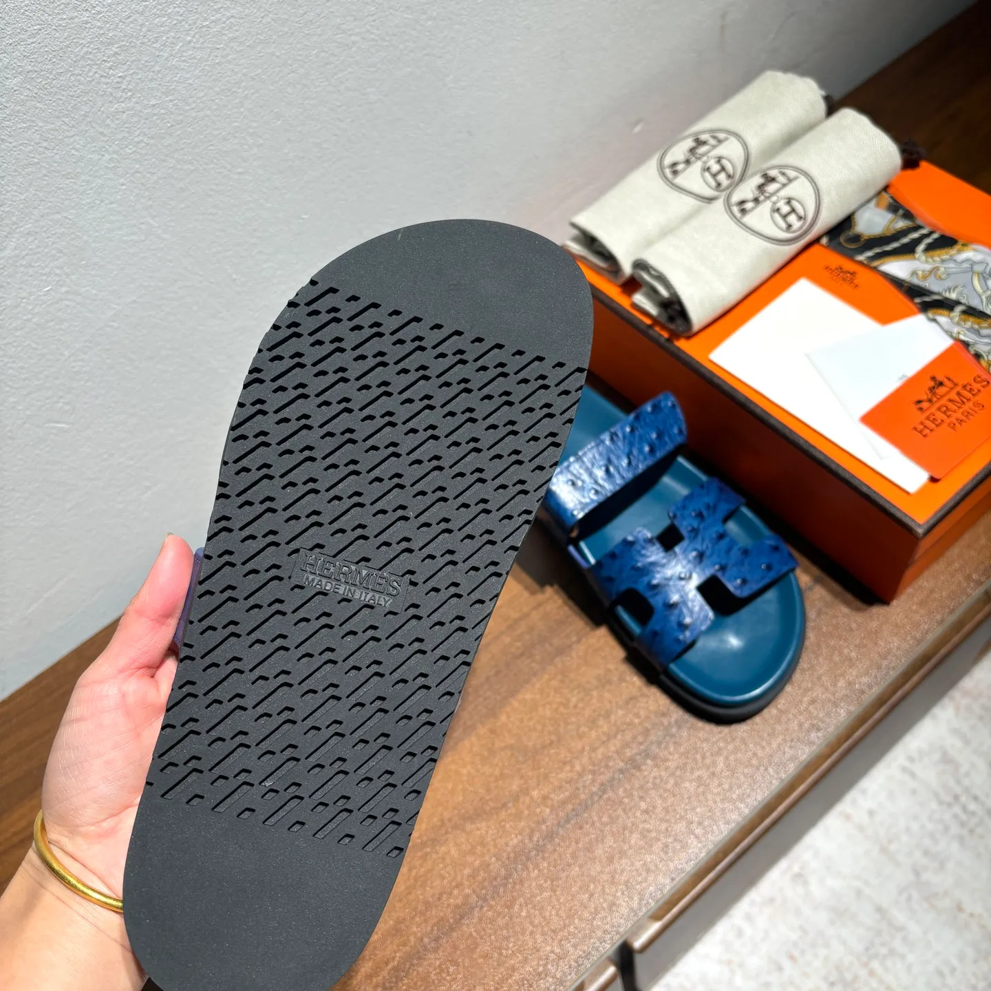 👟👟Ex-factory price 520👟👟 Men's size +10 Brand💗: HERMES Number💗: H8018-210199 Color💗: Ostrich pattern new color system Size 💗: 35 to 40 38-45 Upper material: imported calfskin Outsole material: Tpu anti-slip and wear-resistant outsole 🆕🆕🆕HERMES 2025 latest color matching, original purchased and dismantled, imported custom fabrics. All colors have been adjusted N times, striving to be zero different from the original! The top version for women 💰 Erjie's shoes that have become extremely popular recently - chypre sandals, which are comfortable for all ages and are cute and cute. Paired with various colored socks, it’s so trendy
